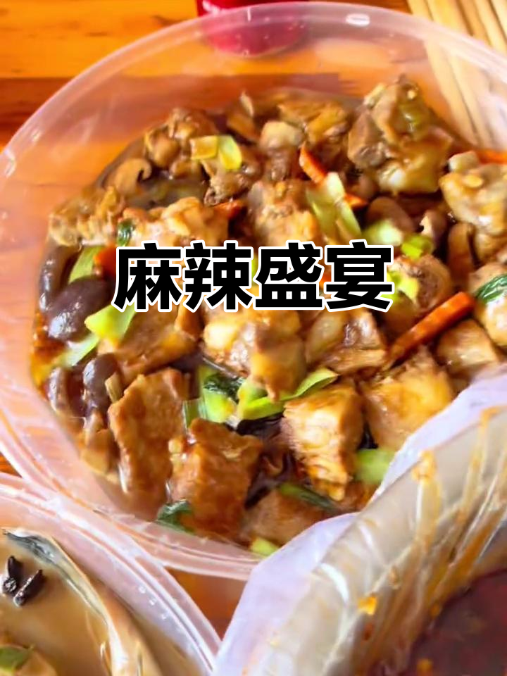 海杂拌麻辣十足,水煮肉片香辣开胃!