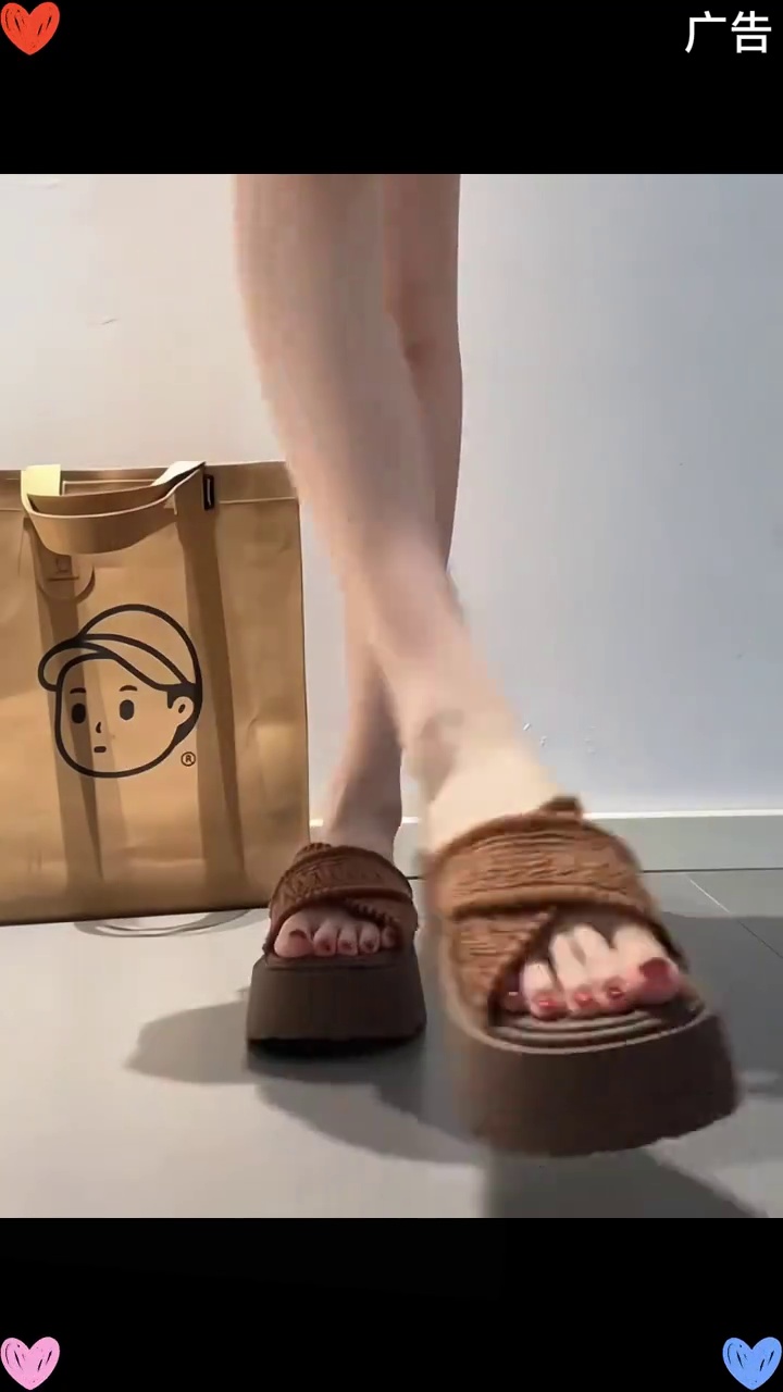 我天!上脚超美的一双百搭交叉拖鞋!松糕厚底一整个显高显腿长!关键柔软舒适走路不累脚!上街穿