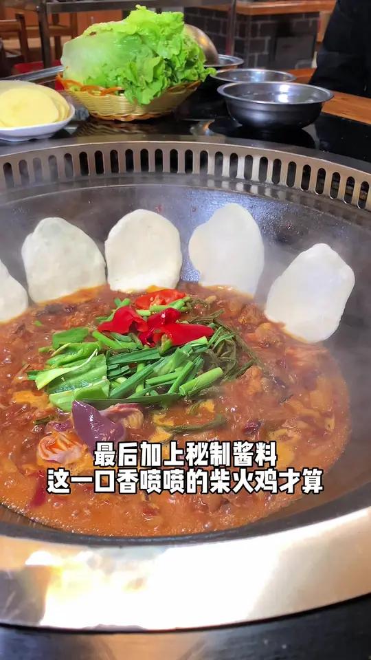 和桥的美食确实不少,我还是第一次吃这样的柴火鸡,现挑现杀,上一秒还在鸡笼,下一秒已经在锅里