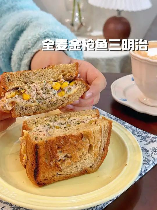 娘俩抢着吃的全麦金枪鱼三明治