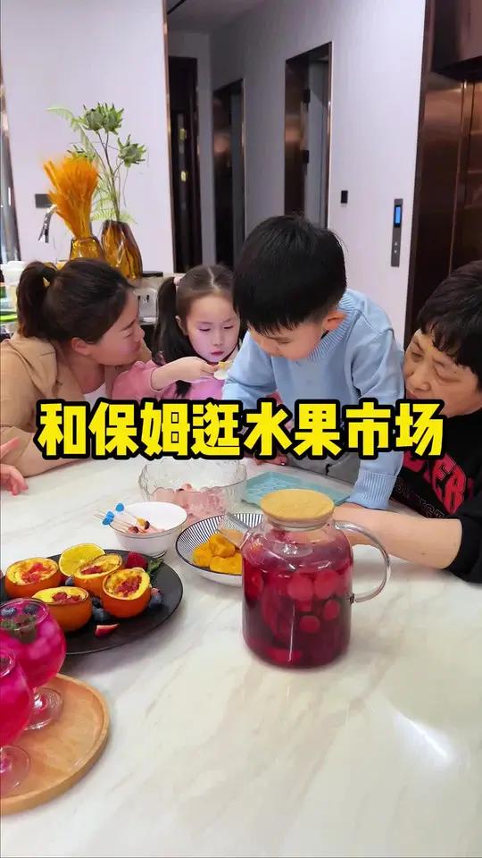 今天买了很多新鲜的水果,姑姑还给小朋友做了10样甜点:水晶冻冻球、桑葚条、水果黄油吐司……