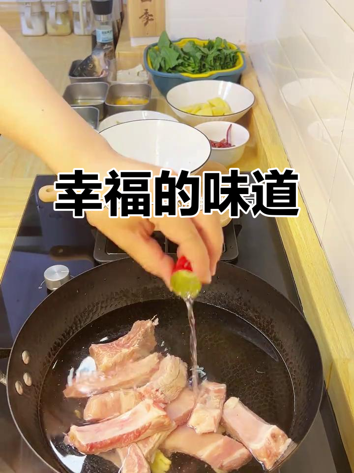 与心爱的人共享每一顿美味,鲫鱼汤、土豆排骨、菠菜炒蛋