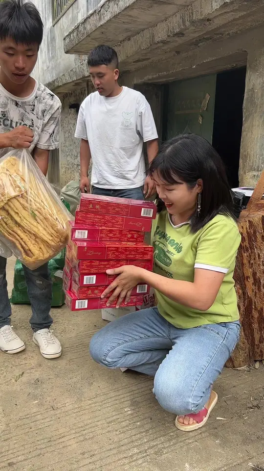 老公和大哥上街采购,今晚加餐一袋娃娃菜派上用场!