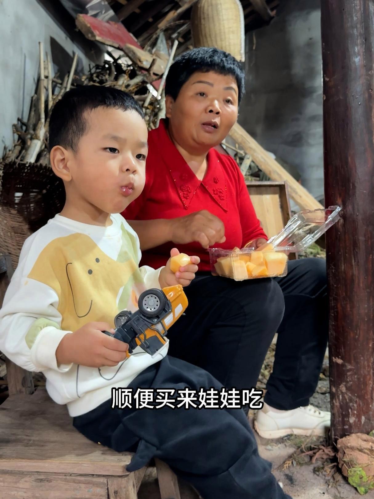 超妈带小汤圆到二哥家玩,幺叔说二嫂不该热情招待二哥回家要骂人 三农 酒都李二哥 农村生活 