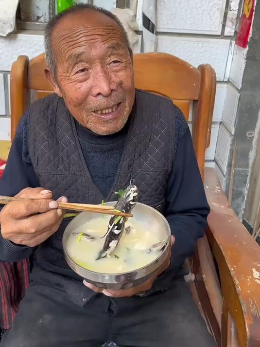 我们这里都叫它戈雅鱼,奶奶今天炖的非常好喝,爷爷特别爱喝