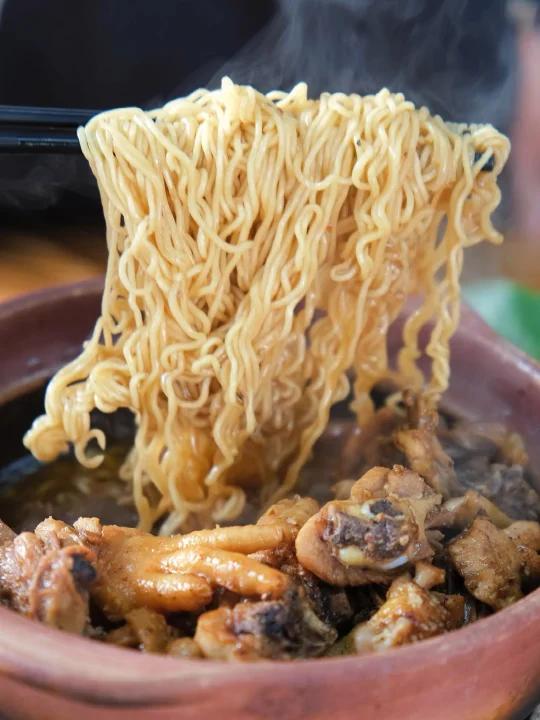 清远特色美食·炭炉瓦煲鸡和华丰面是绝配