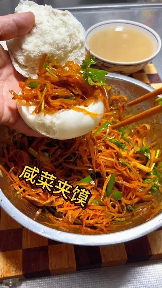 大清早的大头咸菜用热油一泼，夹馍下稀饭，都燎的很