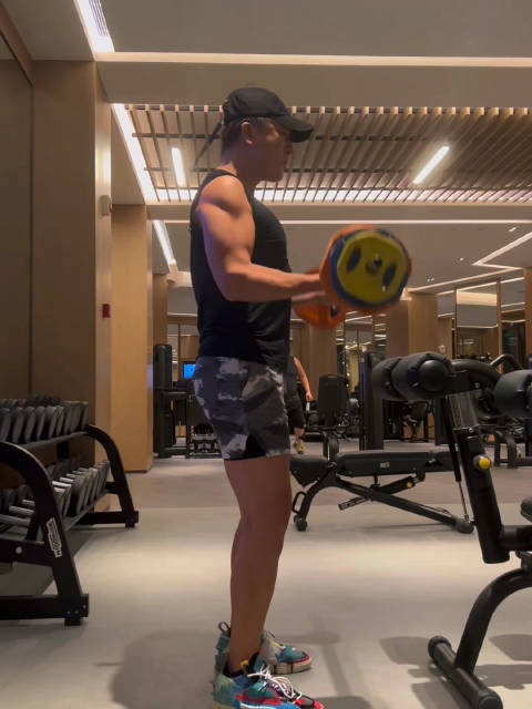 于毅 南京演出时健完身,用机器量体脂和其他指标。机器诊断我轻度肥胖。我体重标准应该72.4