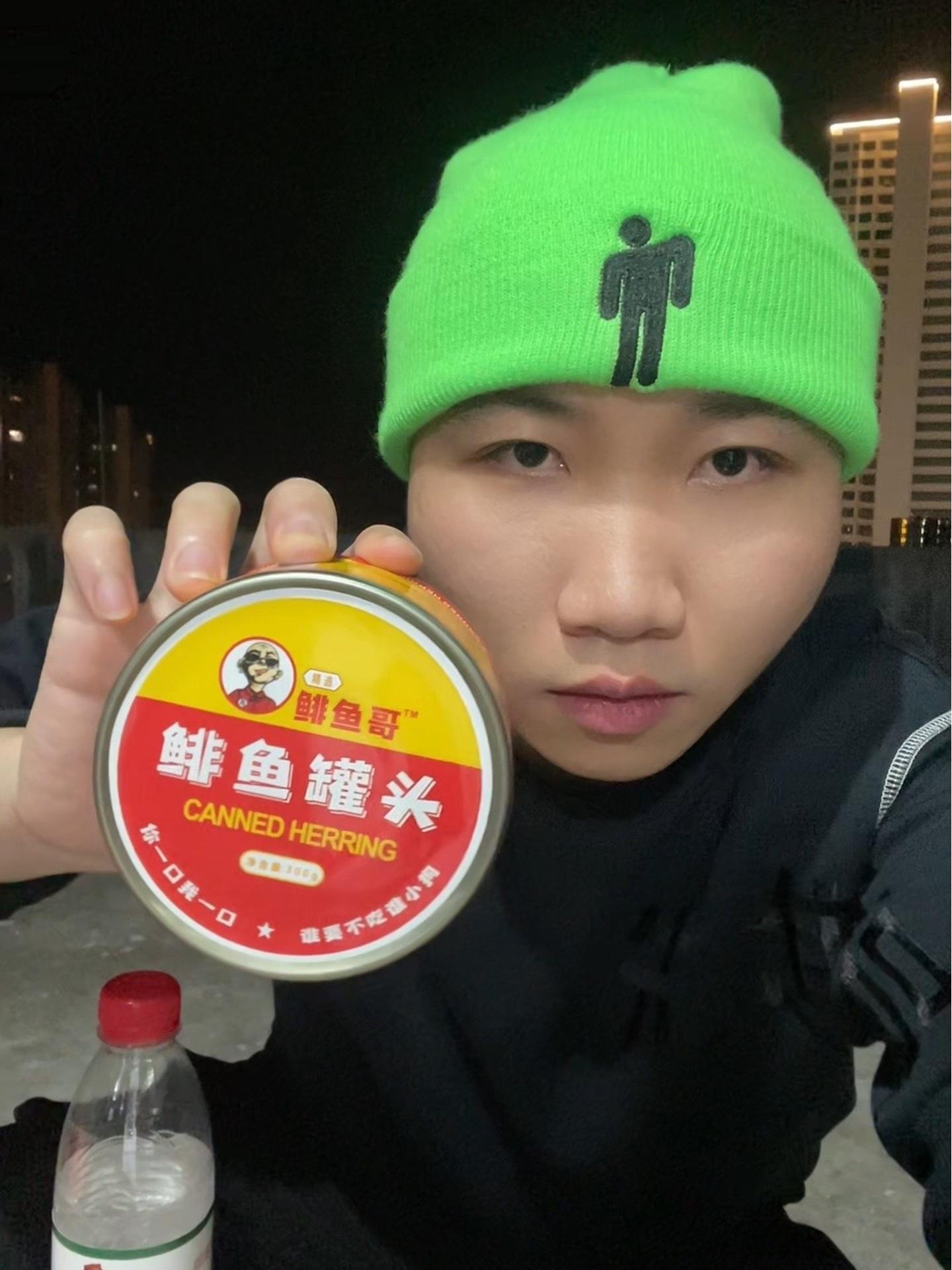 千万不要用烤盘烤鲱鱼罐头!美食vlog 吃货日常 搞笑 黑暗料理 鲱鱼罐头挑战