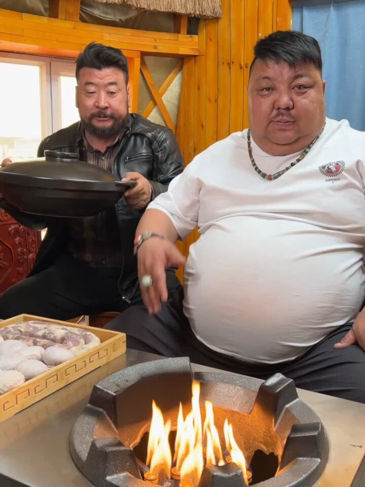 在蒙古包里热热乎乎的吃点肚包肉羊肉肠吧!