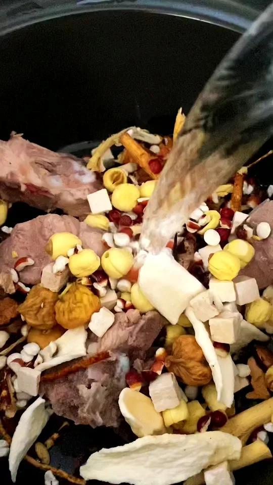 回南天靓汤五指毛桃土茯苓汤无湿一身轻