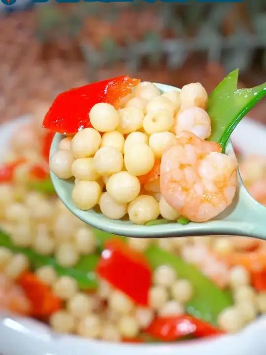 年夜饭的第二道翡翠虾仁炒时蔬,Q弹软糯,清淡营养,比大鱼大肉还好吃