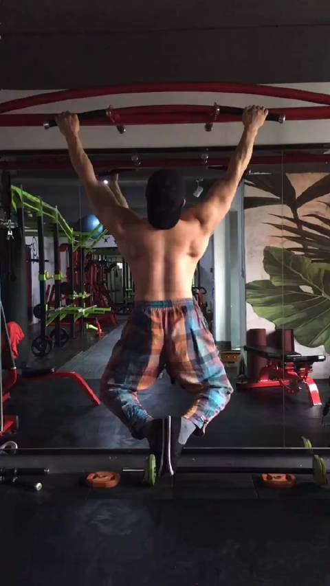 肌肉猛男引体向上这裤衩太牛了