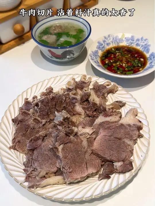 高压锅版白切牛肉萝卜汤,原汁原味,汤鲜味美!做法简单又方便,牛肉蘸着料汁味道绝了