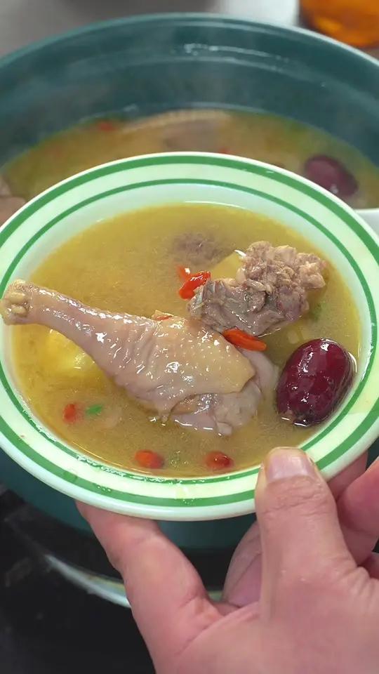 老母鸡汤的做法 老母鸡汤在家像我这样做，汤汁鲜美，肉质鲜嫩又营养
