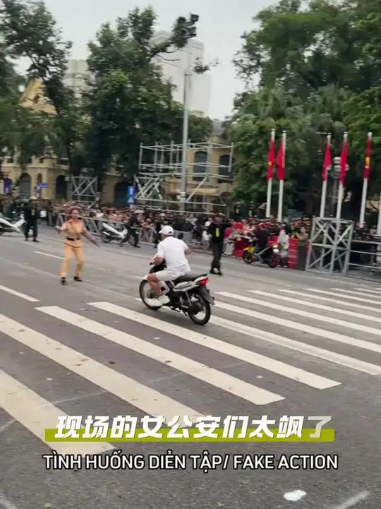 河内女交警太飒了!徒手制服歹徒。