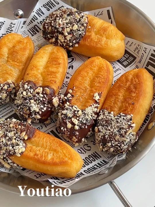 迷你油条蘸上巧克力酱坚果碎直接香哭了