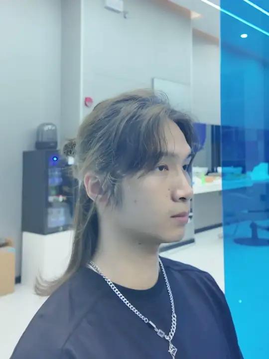 男生中长发灵动感烫发。