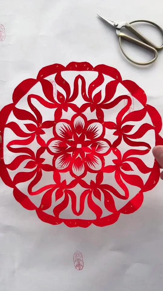 莲花团花剪纸教程 七月初一剪朵莲花装饰供品,不仅美观还能增加庄严肃穆的气氛