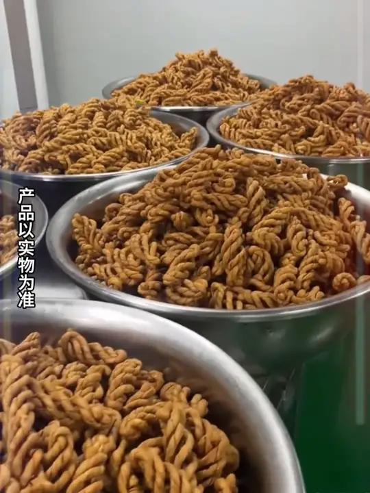 传统麻花手工制作淡淡的淡咸味不甜哦,不放糖都可以吃,没有任何添加剂,吃的更放心家乡特色特色