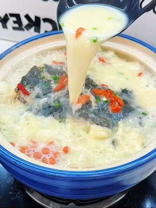听说黑鱼汤对伤口比较好,今天给姐夫炖了黑鱼豆腐汤,还是野生黑鱼 汤鲜味美