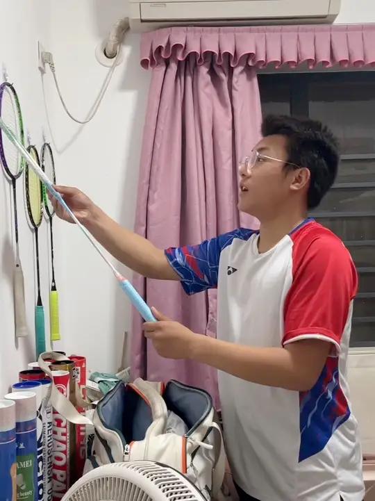 这两天壮汉儿有点忙，发个库存：他终于肯剪头发了，说已经炸毛了！ 我家臭小子母子日常羽毛球男