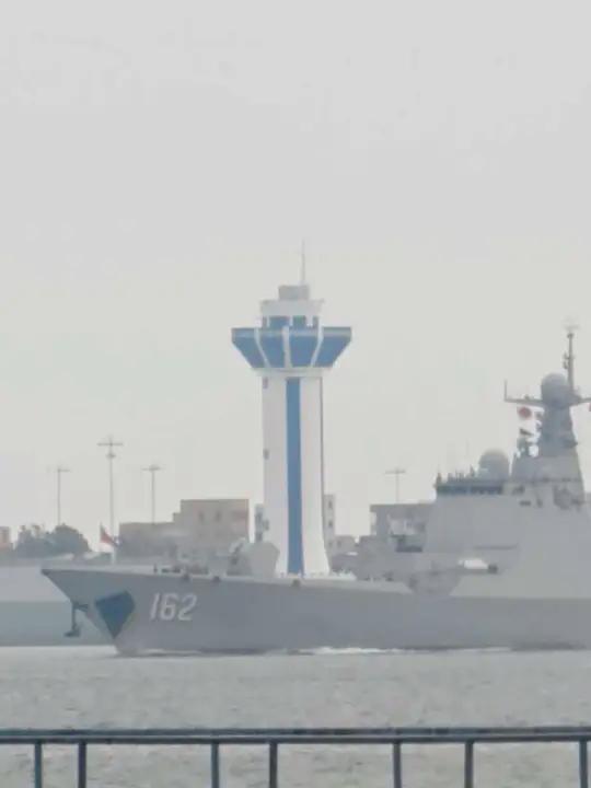 偶遇该溜子南宁舰靠港,真是太壮观了,祝愿伟大祖国繁荣昌盛,人民海军走向深蓝!