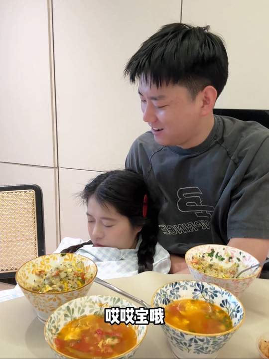 为不让她吃外卖，我只好拿出自己的炒饭