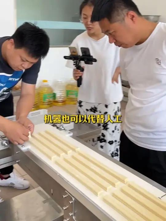 做油条就像烧开水一样简单,大批量做油条有台机器就行了