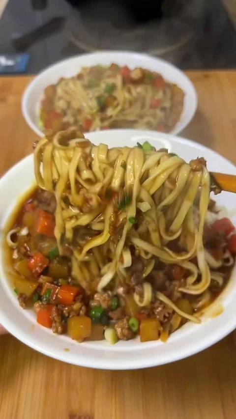 中午吃什么「土豆肉酱面」每次做这个土豆肉酱面,家人孩子都要吃两大碗,真的好香!厨艺教程