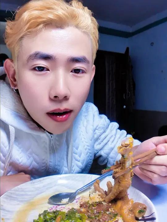 鸡爪文化差异:尼泊尔的弃物,中国的珍宝 走在尼泊尔的街头,随处可见各种传统小吃摊位,但你很