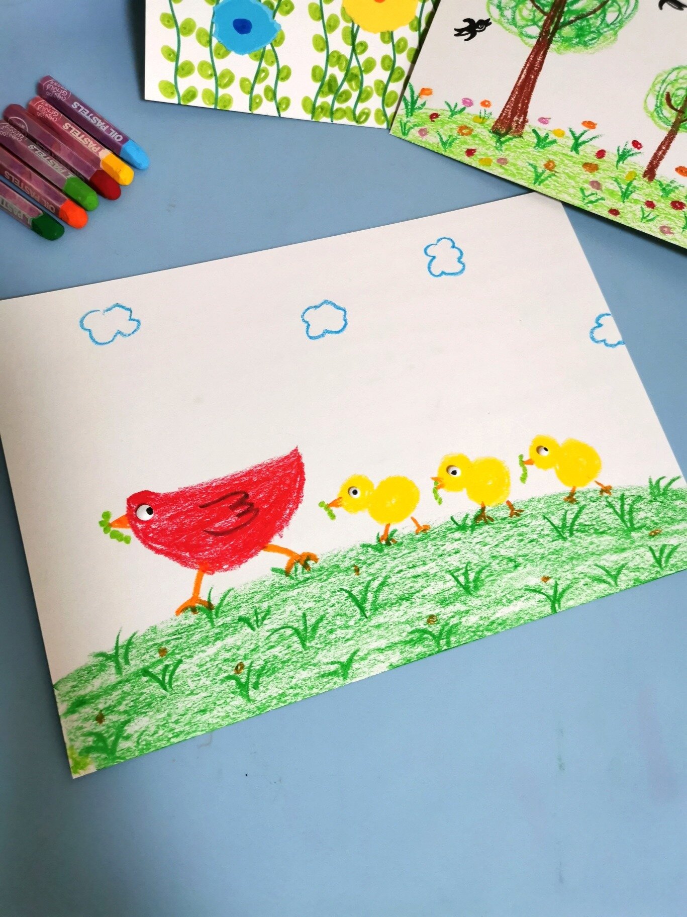 3-5岁春天主题画:草地上的小鸡