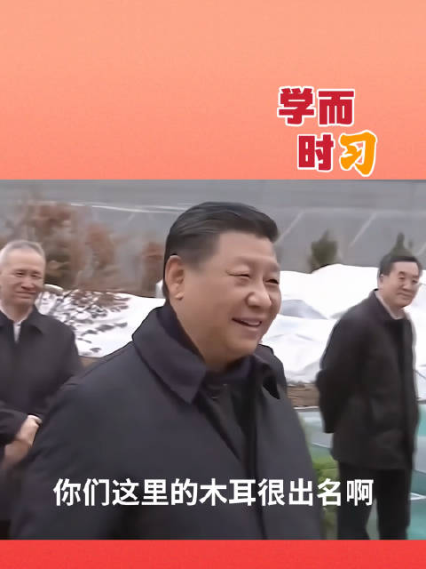 践行大食物观 树立大食物观,向设施农业要食物。在江西于都县看大棚蔬菜,习近平总书记握着乡亲