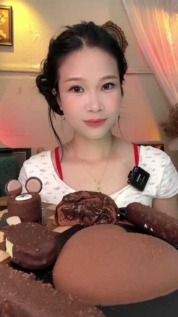 脏脏包黑巧慕斯，搭配德芙巧克力冰淇淋