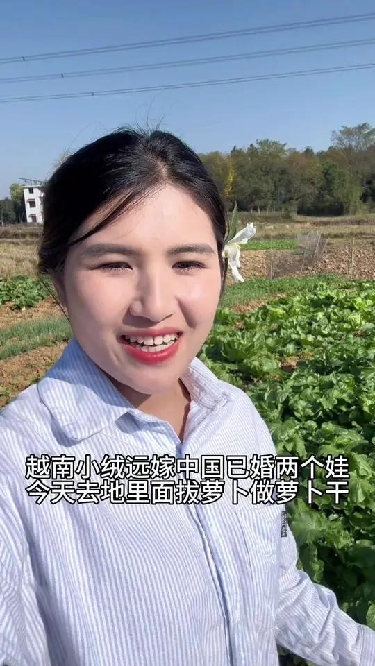 越南小绒喜欢种菜,种了一大片不同品种的蔬菜,今天来菜地拔萝卜做萝卜干