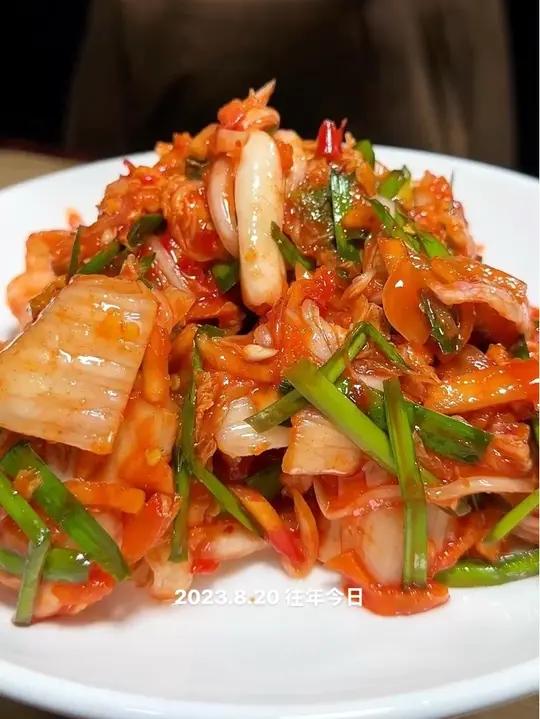 天热没胃口，给家人做一份开胃解腻的辣白菜，做法简单一天就能吃