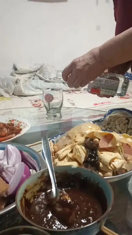 小酒喝起来，家常菜，吃好喝好开心就好