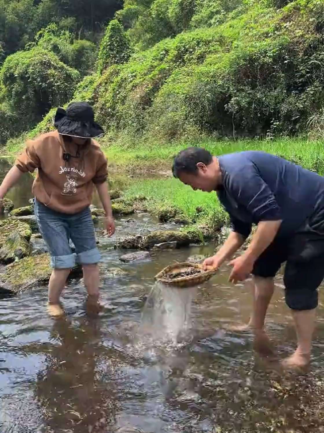 深山溪流田螺多,二哥摸来一盘炒泡椒酸笋,幺叔都香迷糊了!农村美食 田螺 乡野春日地图 尝一