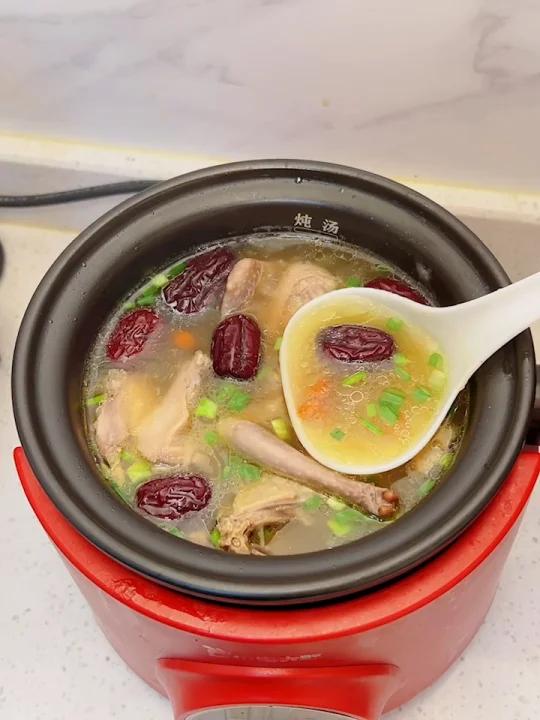 天气鸽子汤这样煲真的是太好喝,一鸽顶十鸡