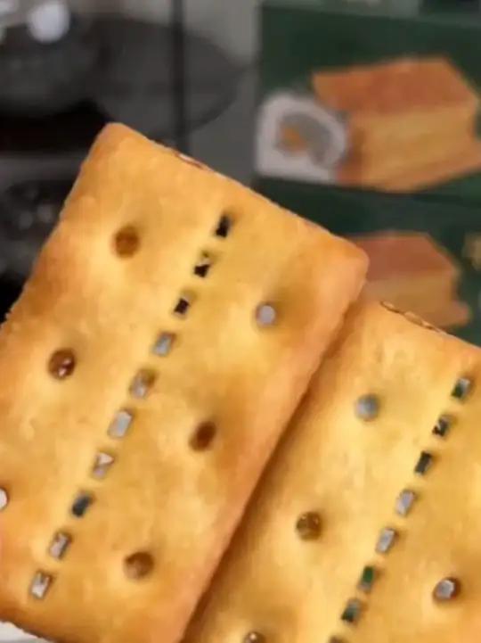 包裹着牛肉酱和牛肉肉松的饼干!咸香酥脆!越嚼越香!