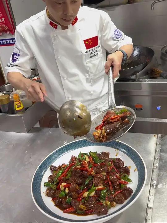 枣庄辣子鸡:主料:取本地当年散养小公鸡一只(约1750克)辅料:本地薄皮辣椒(螺丝椒)15