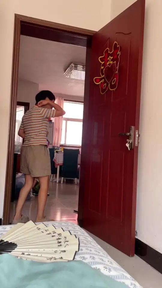 万君后面墙根那台冰箱是我们家第一台冰箱,这台冰箱还是因为万君而买的。我还记得那是2013年