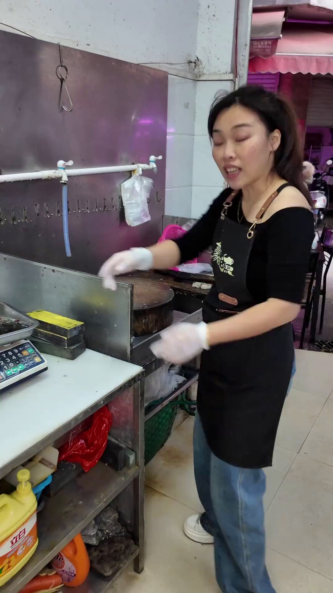 广西美女做鱼生还会摆盘,130块一条3斤赤眼鱼做出艺术品