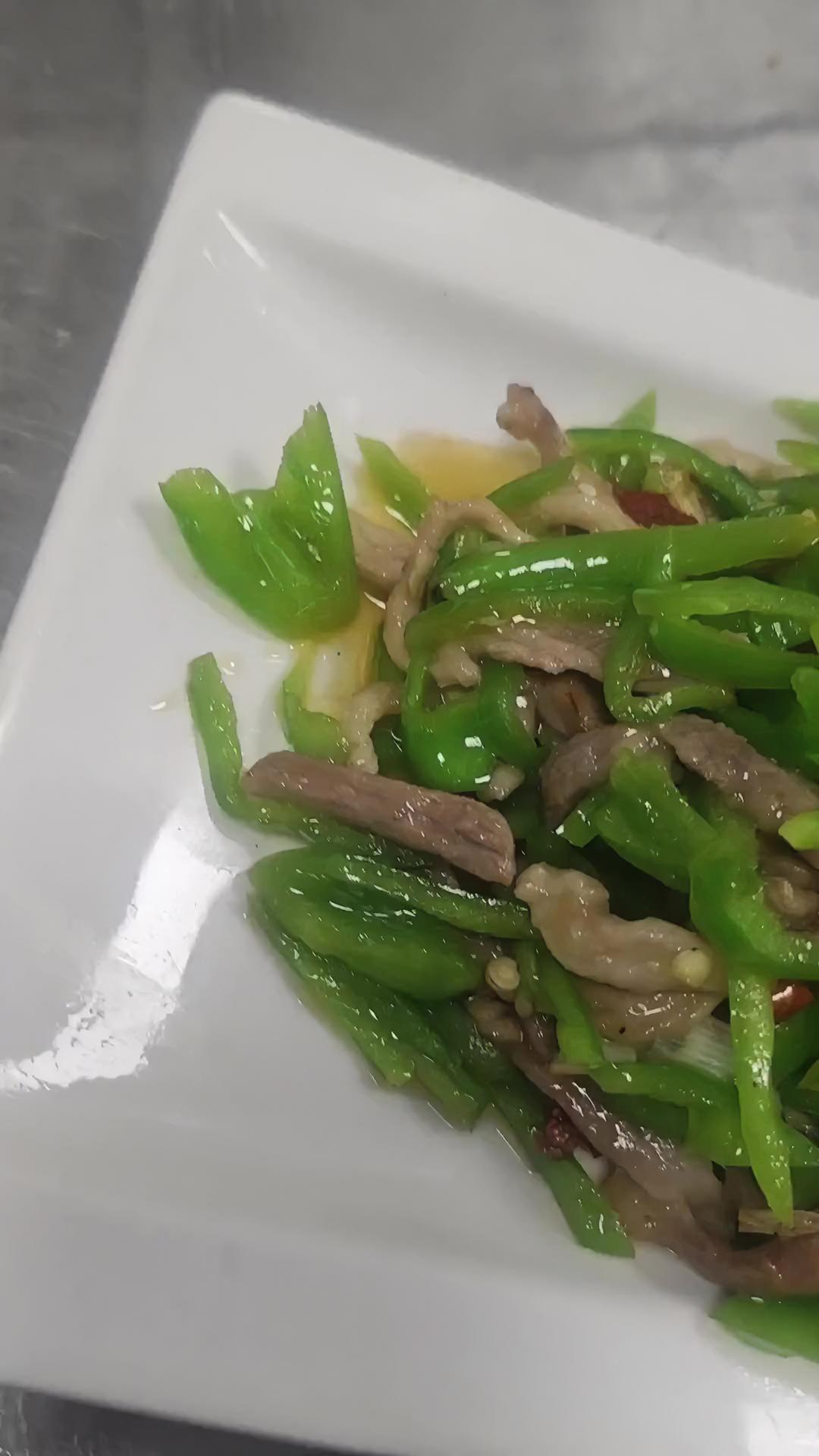 嚯!羲皇大道石头川菜馆搞事!孜然羊肉配土豆丝,香辣过瘾,两碗米饭一摆太绝!原价 58 现 