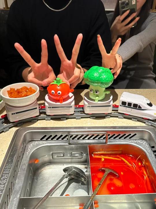 海底捞小哥:你是第一个这么做的……