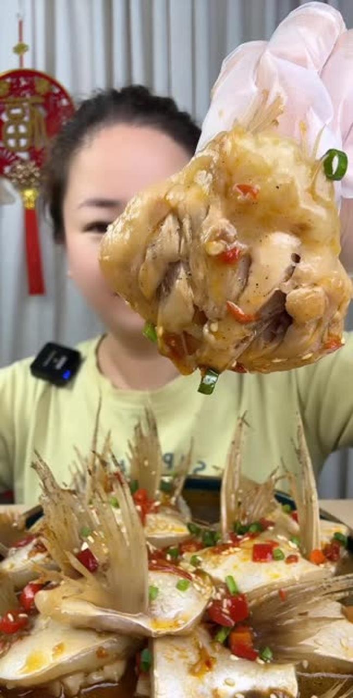 巴沙鱼翅吃不了油的,一定煎两面,把煎出来的油倒掉再焖就不油了