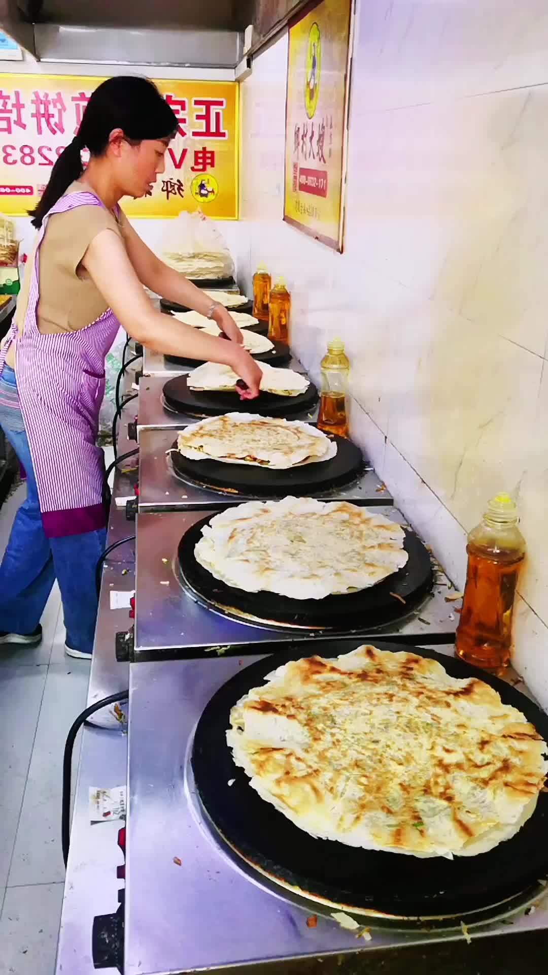 滕州菜煎饼做法视频教程,来山东一定要吃菜煎饼 菜煎饼 抖音美食推荐官 抖音美食 路边摊美味