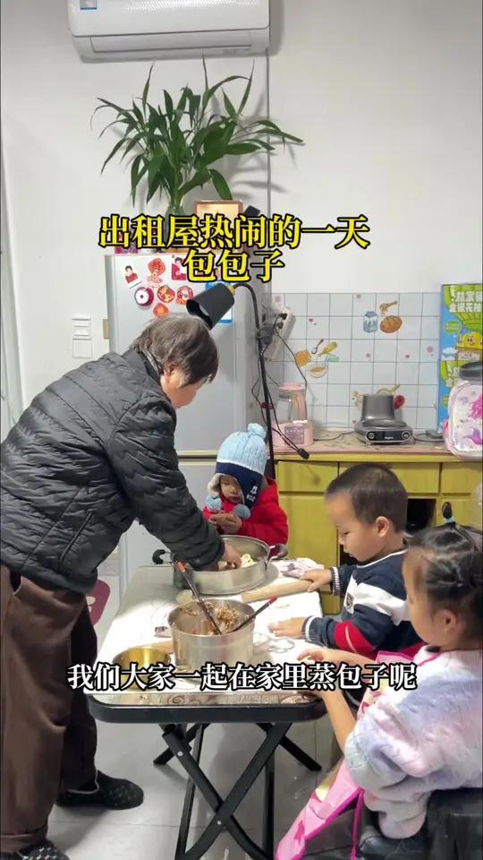 老公跑单去了,今天出租屋真热闹我们大家一起在家包包子,蒸出来太香啦!