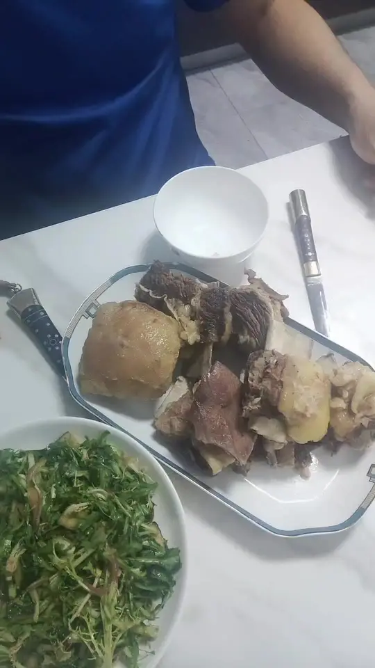 切分熟制肉类搭配清爽凉拌青菜展示