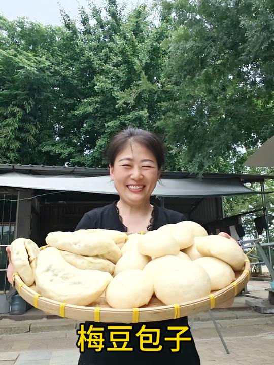 今天用老面发面做了梅豆包子和馒头